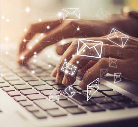 clavier ordinateur et images d'enveloppe, emails commerciaux ou newsletter